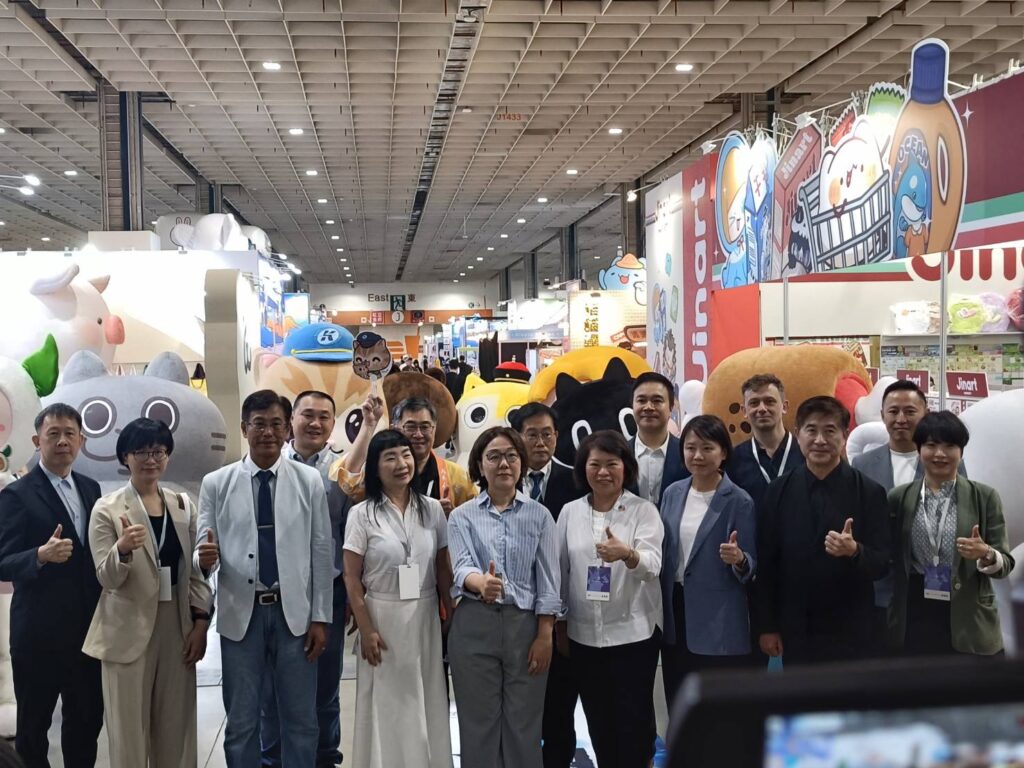 ▲出席臺灣文博會商品及IP展的貴賓,大力行銷現場難得一見的文創產品,場面熱烈。(記者 辛澎祥/攝)