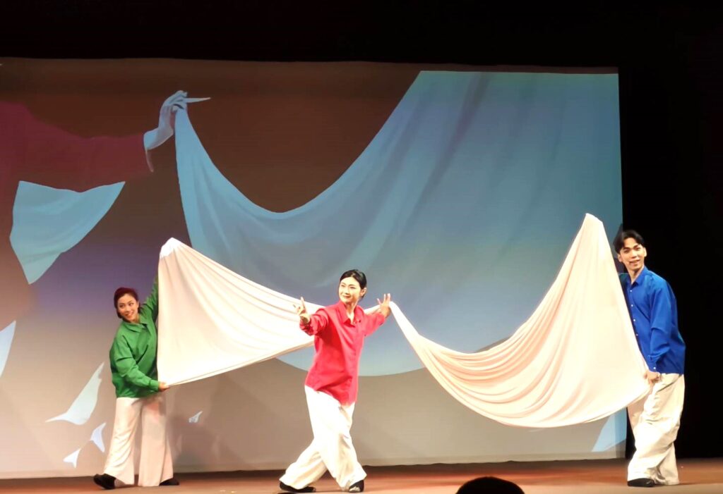 「壁」製作委員會《皇上還沒來的時候》打造跨時代、跨領域的創作形式，重新詮釋戲曲與科技藝術的當代表現(左起：陳恩綺、黃昶然、黃若琳) 。（記者陳安婷/攝）