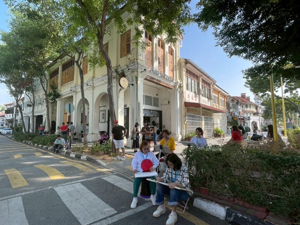 ▲臺灣參展藝術家們在檳城充滿文化藝術氣息的景點出寫生的情形。(圖/劉達治 提供)
