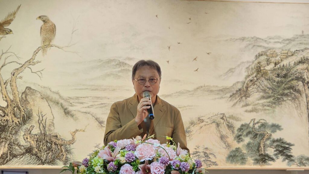 ▲雙清文教基金會董事長洪三雄認為,林文嶽老師用巧妙的手,真誠的心,讓他的四藝風華,成就可觀。(記者 詹佳綺/攝)