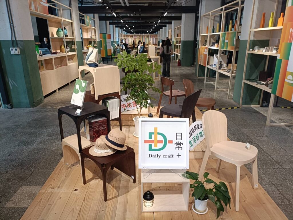 ▲ 工藝中心集結全台70家工藝品牌設計與製作的數以千計的工藝品項展售,成為文博會異軍突起的新亮點。(記者 辛澎祥/攝)