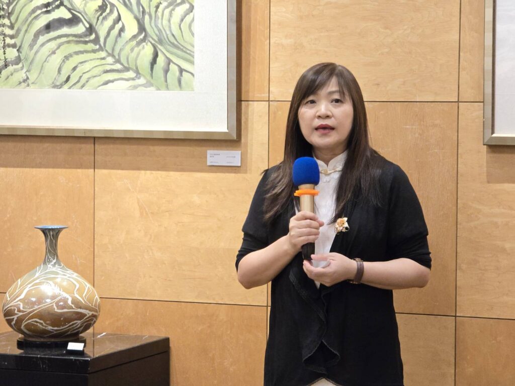 ▲石青畫會會長楊企霞教授對多年以來羅振賢教授的指導，以及資深會員老師的支持與協助，讓畫會走入發展坦途而表達感謝與感恩之意。（記者 辛澎祥/攝）