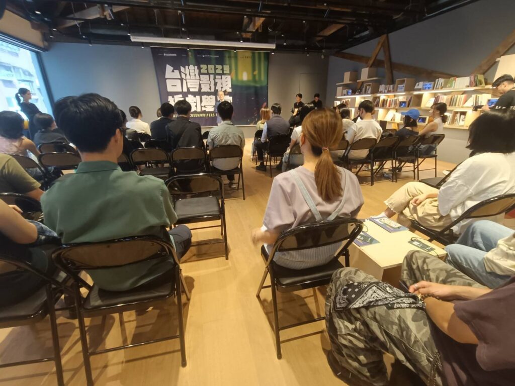 ▲踴躍出席台灣影視編劇學院的學員們，聆聽專家講師們所傳授的課程。（記者 辛澎祥/攝）