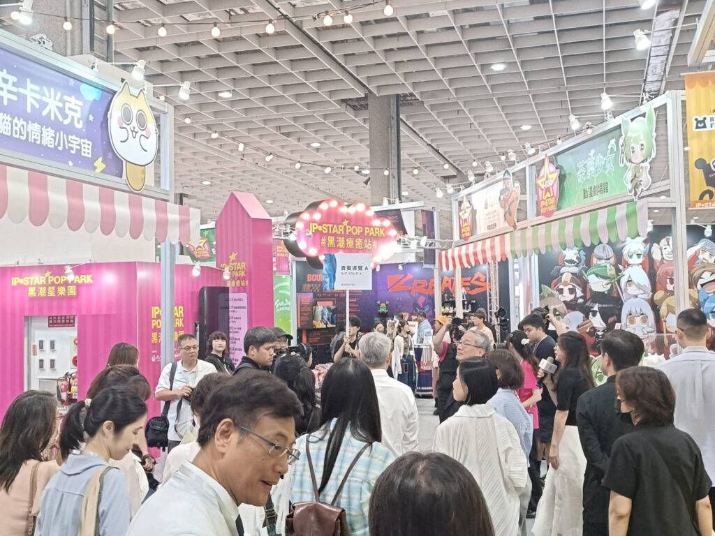 ▲IP品牌商品受到市場的歡迎,主要是來自於商品已成為流行與時尙的一環,受到大小朋友的喜愛與追逐。(記者 辛澎祥/攝)