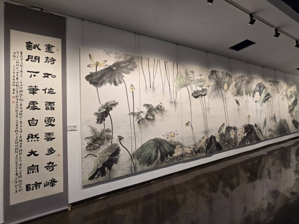 ▲九連屏的荷花勝景,藉由豐潤質美的筆觸,將畫境融入常人生活當中,對林文嶽老師水墨作品的遠觀近看,心生皆有所得的快慰。(記者 詹佳綺/攝)