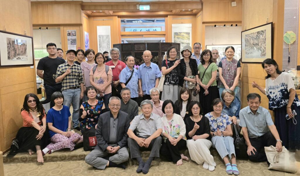 ▲石青畫會彩墨與彩瓷創作聯展開幕式後，參展藝術家與出席盛會的藝文界貴賓暨領導人，開心合影留念，場面相當熱烈。（記者 辛澎祥/攝）