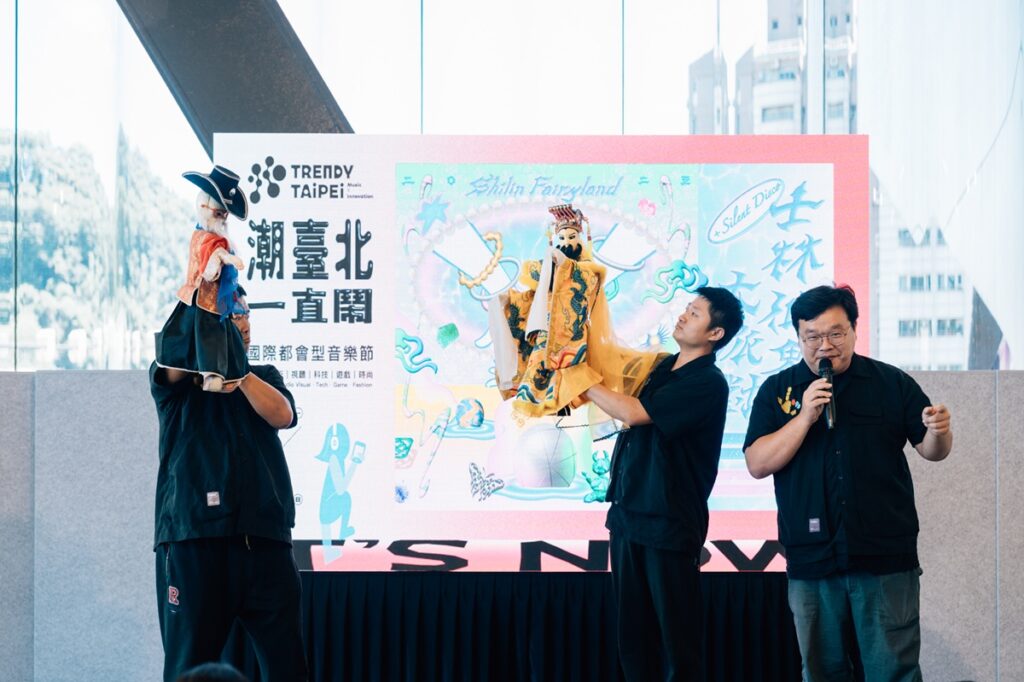 蘇俊穎（右）以多變的口白，展現掌中劇一人分飾多角的功力。（臺北表演藝術中心提供）
