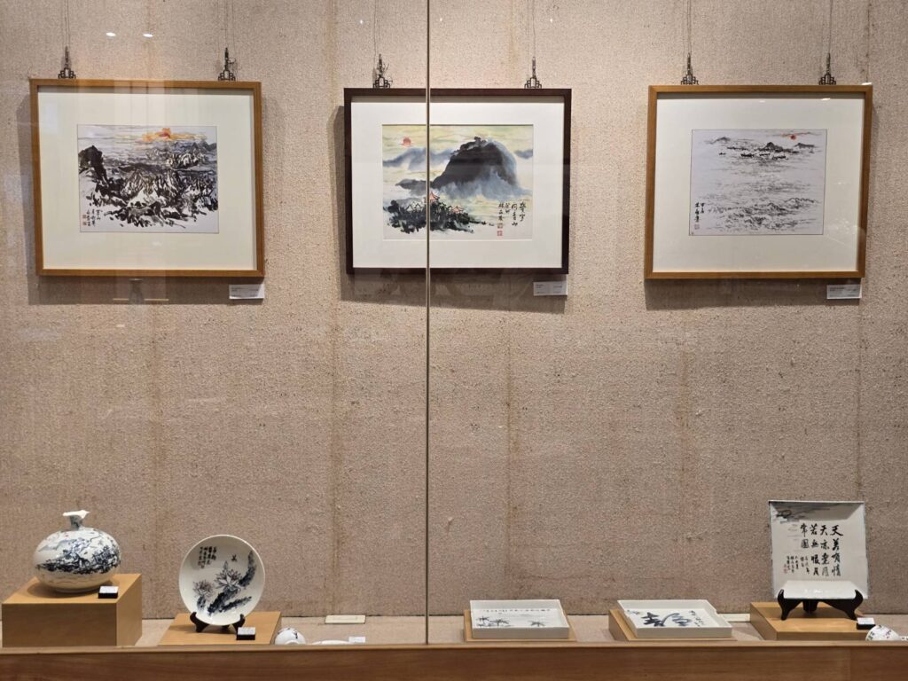 ▲臺東都蘭山畫院院長林永發教授，展出彩墨小品與彩瓷器皿物件，兼具觀賞與實用的怡人之美。（記者 辛澎祥/攝）