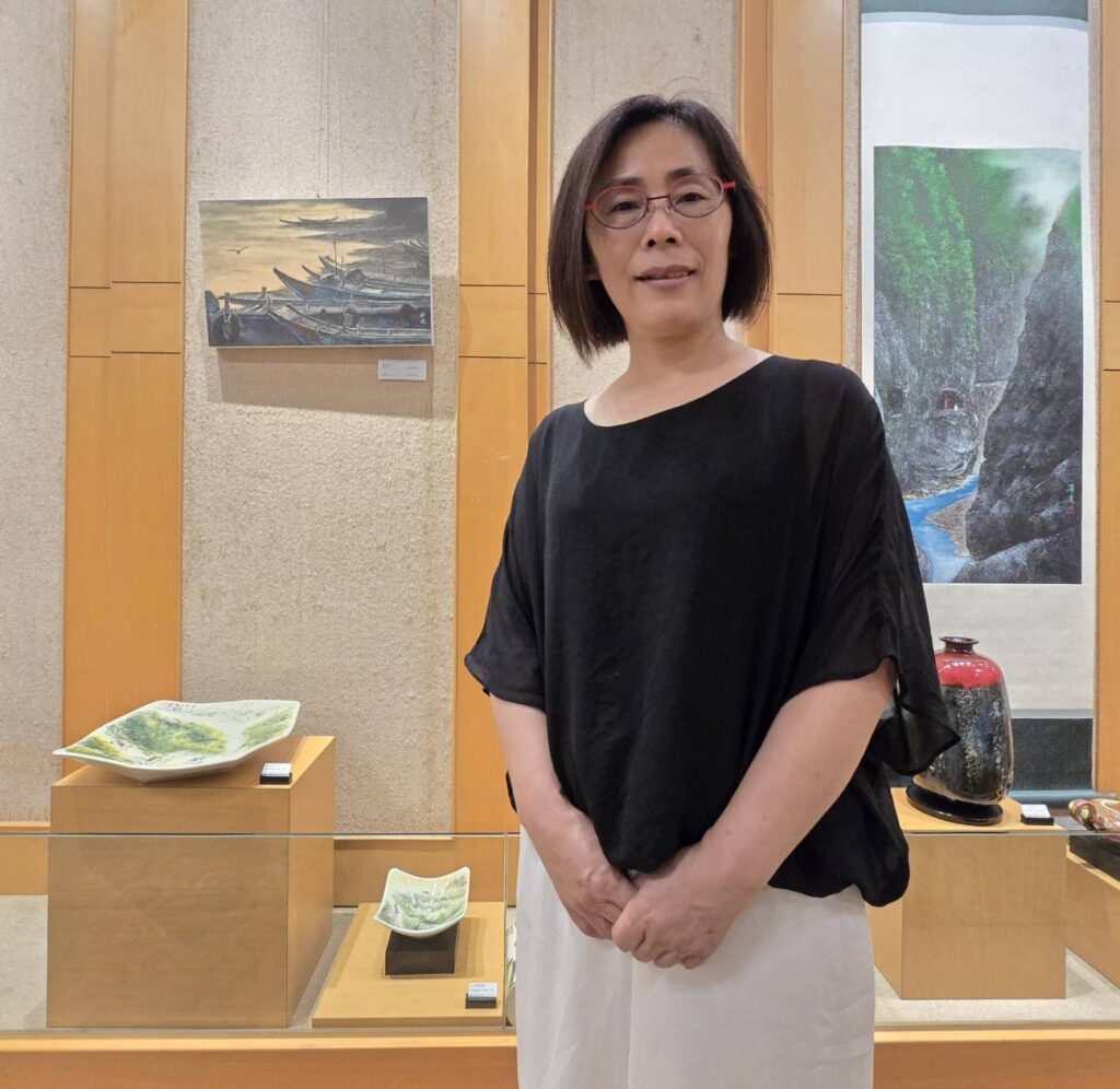 ▲胡桂珠老師以深厚的繪畫底蘊，呈現寫生蘊意，作品意境優美，筆法流暢。（記者 辛澎祥/攝）