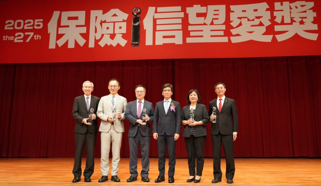 中華郵政公司簡詠涵協理(右2)及其他獲獎公司與金管會主委彭金隆主任委員(右3)合影留念。(圖/中華郵政公司提供)