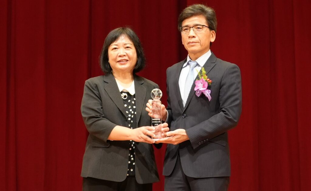 中華郵政獲頒保險信望愛獎-「最佳社會責任獎」殊榮，由本簡詠涵協理(左)代表接受金管會主委彭金隆頒獎。(圖/中華郵政公司提供)