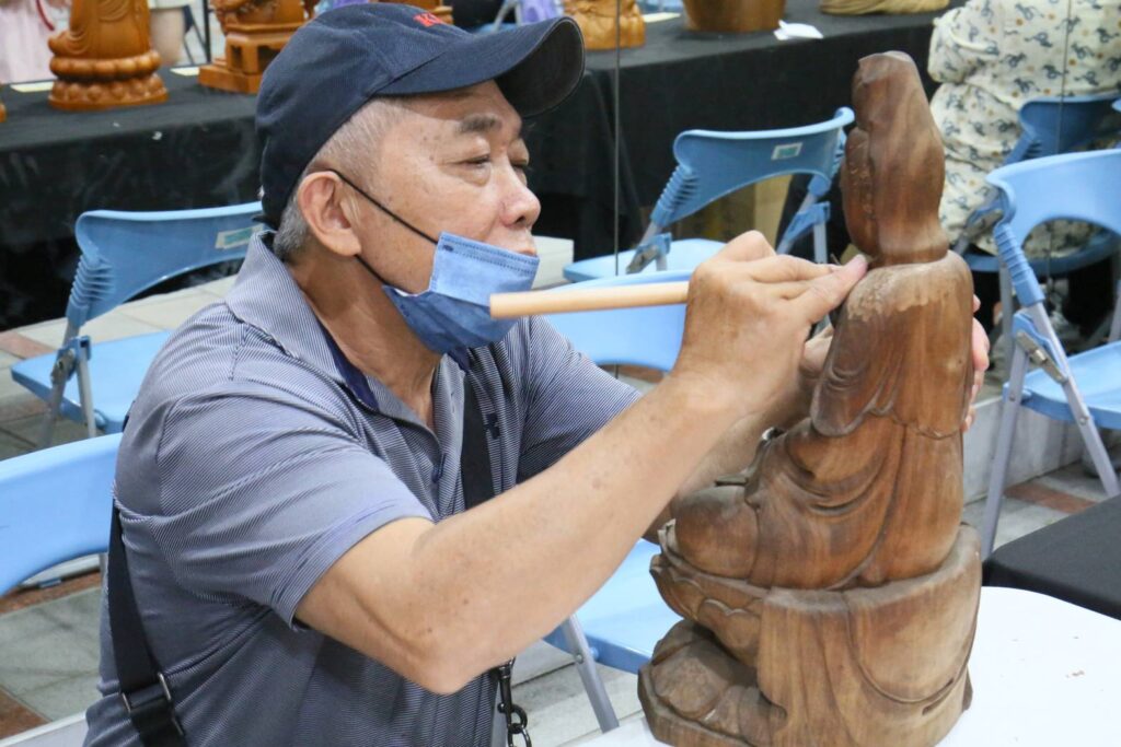 ▲工藝匠師現場雕製工藝佛像,技藝驚人。(圖/臺北市商業處 提供)