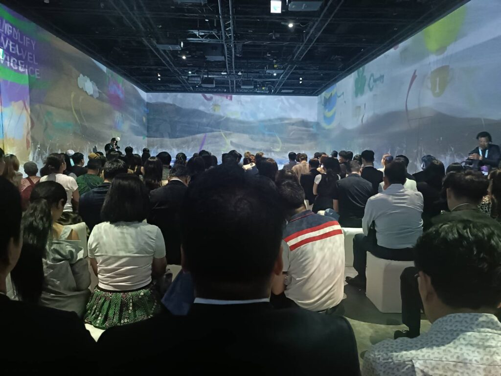 ▲出席鑫囍探索旅行品牌發佈會的貴賓，在沈浸式光影效果的場域中感受視覺之美。（記者 辛澎祥/攝）