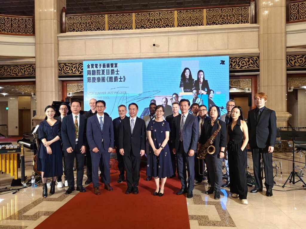 國家兩廳院副總監許美玲、金寶電子總經理陳威昌,以及節慶樂團合影。(記者 陳安婷/攝)