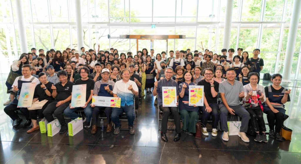 ▲工藝中心暑期人才培訓營成果可觀,結訓典禮中大家開心合影留念。(圖/工藝中心 提供)