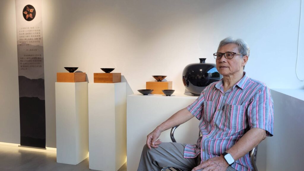 ▲陶瓷工藝家邵椋揚的個展，呈現出精緻多彩的炫美作品，他在開幕式上現身說法並強調創作的歷程與作品所帶來的藝術生命價值。（圖/陳慈汶 提供）