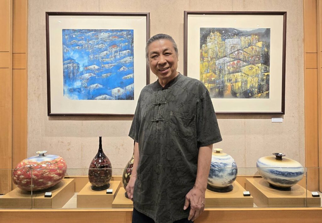 ▲被稱之為石青畫會大師兄的吳漢宗老師，展出作品呈現出多元質感與樣貌，為觀者提昇了生活美學的豐沛性。（記者 辛澎祥/攝）