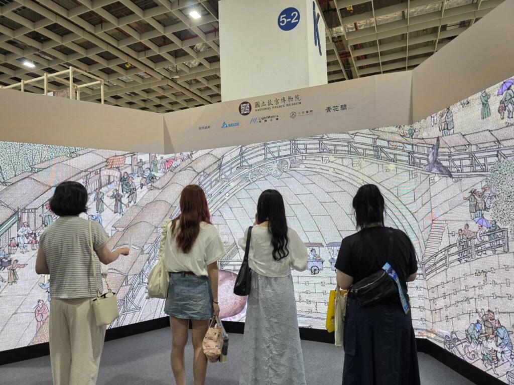 ▲故宮展場正面主視覺藉由光影效果展現視覺質感，讓人驚豔。（圖/故宮 提供）
