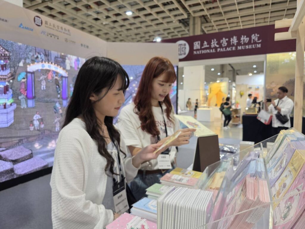▲故宮導覽與商品行銷人員大力推動宣傳產品特色。（圖/故宮 提供）