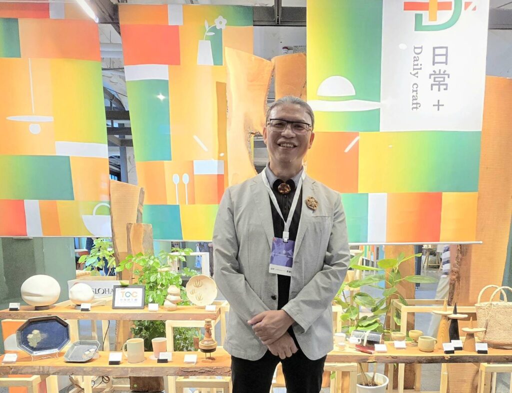 ▲工藝中心主任陳殿禮於臺灣文博會的工藝文創展場，歡迎工藝界人士與社會大眾前來交流觀賞。（記者 辛澎祥/攝）