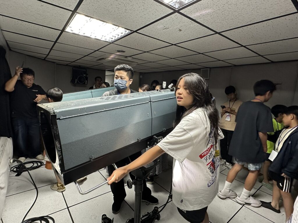 夜宿民眾體驗劇場聚光燈操作。(圖/文化局提供)