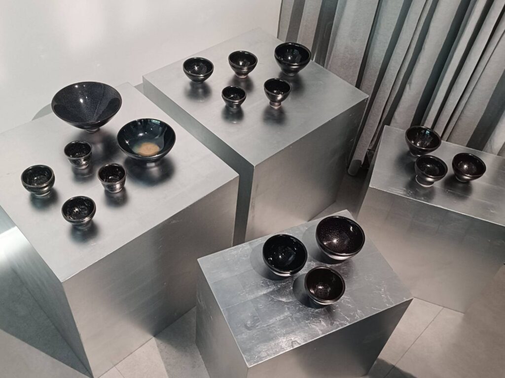 ▲由理善藝聚藝廊所策畫主辦的「傳世之光-邵椋揚個展」，現場展出豐富多彩的系列作品。（記者 辛澎祥/攝）