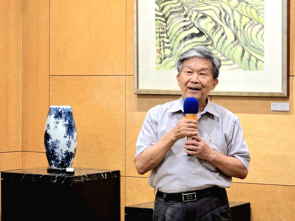 ▲石青畫會的創始人，也是國立臺灣藝術大學書畫藝術學系榮譽教授的羅振賢，致詞時說明了石青畫會一路走來近40年的發展歷程，有如今的成果實屬不易。（記者 辛澎祥/攝）