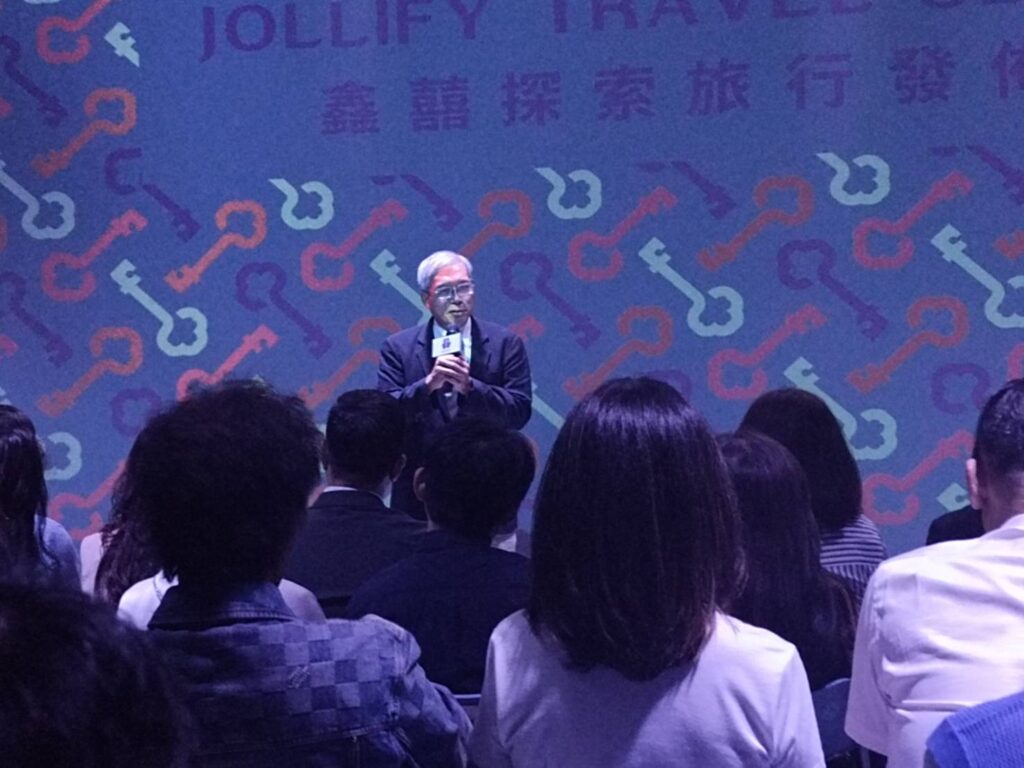 ▲財訊雜誌社長謝金河述說著生平幾次難得的旅遊經驗，並期待鑫囍探索旅行能帶給大家更多的驚喜。（記者 辛澎祥/攝）