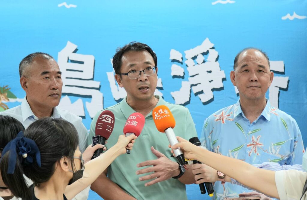 ▲觀光署馬祖風管處處長洪志光(中)說明島嶼淨行活動的內容與呈現的方式,備受期待。(記者 辛澎祥/攝)