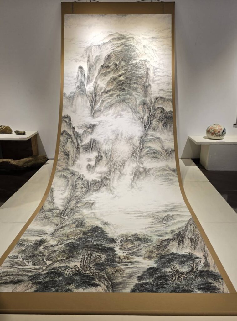 ▲林文嶽老師的水墨巨幅作品「千巖俊秀 萬壑深遠」,顯得氣勢雄偉,成為展場矚目的焦點。(記者 詹佳綺/攝)