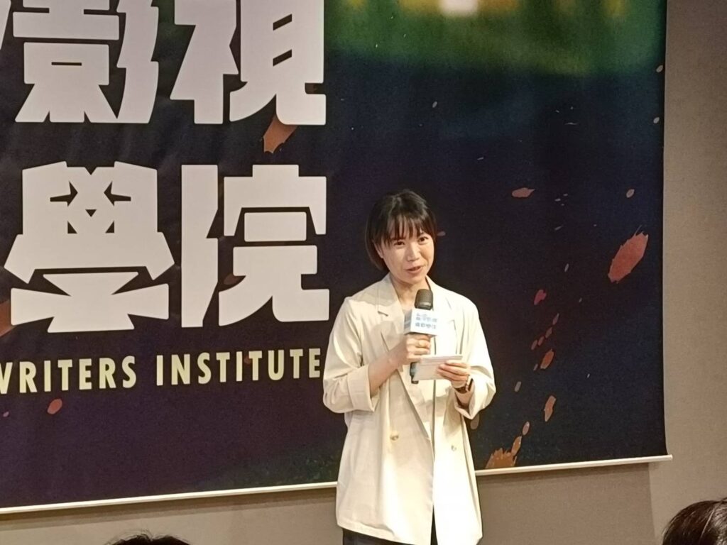 ▲台灣影視編劇協會理事長蔡顗禾陳述了編劇學院開班上課的規畫與設計內容，讓學員們相當期待。（記者 辛澎祥/攝）
