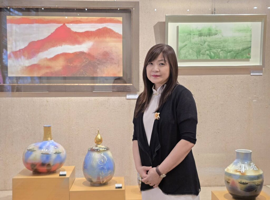 ▲楊企霞教授的展出作品，延續了之前個展的精華，在這次的創作聯展中顯得精銳盡出，彰顯出藝術自然天成的雅致與美感。（記者 辛澎祥/攝）
