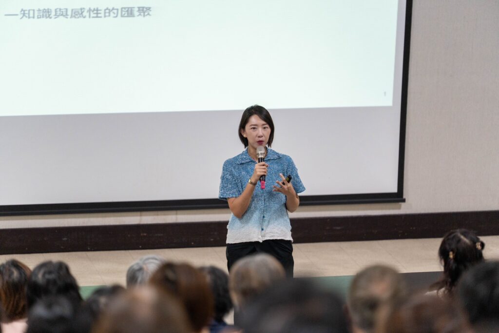 中美館館長賴依欣向志工介紹館舍理念與未來發展方向。 (圖/中美館提供)