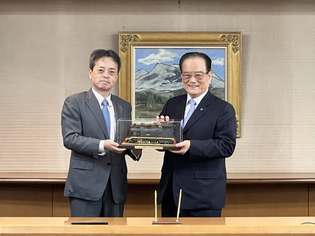 ▲臺鐵公司董事長鄭光遠（右）與日本JR 九州公司社長古宮洋二簽署MOU後互贈禮物。（圖/臺鐵公司 提供）