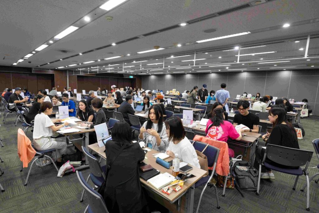 ▲由文策院所主辦的臺灣文博會論壇與媒合會活動熱烈展開，買家與賣家專注於產品與買賣合約。（圖/文策院 提供）