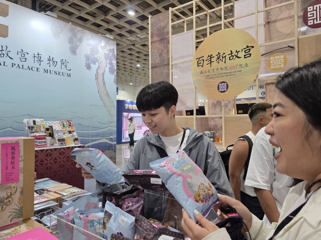 ▲民眾到故宮攤位選購精緻商品，展現高度興趣。（圖/故宮 提供）