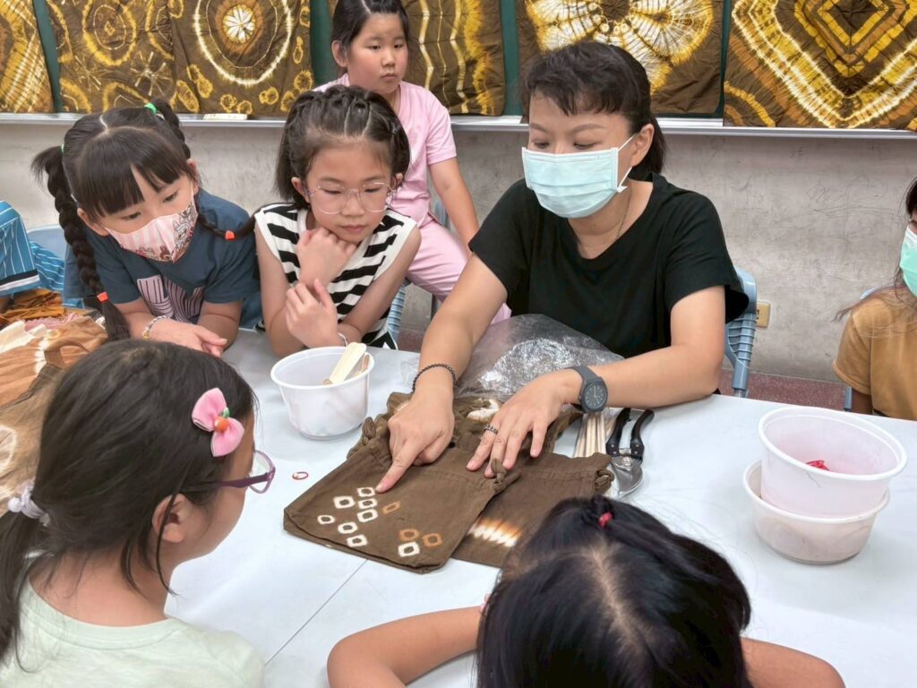 ▲工藝入校的活動與課程,開啟學童們學習的興趣與樂趣。(圖/工藝中心 提供)