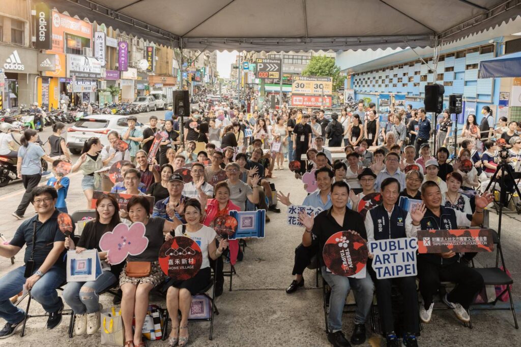 ▲出席巷弄藝術節活動的出席貴賓開心合影留念。（圖/台北市文化局 提供）