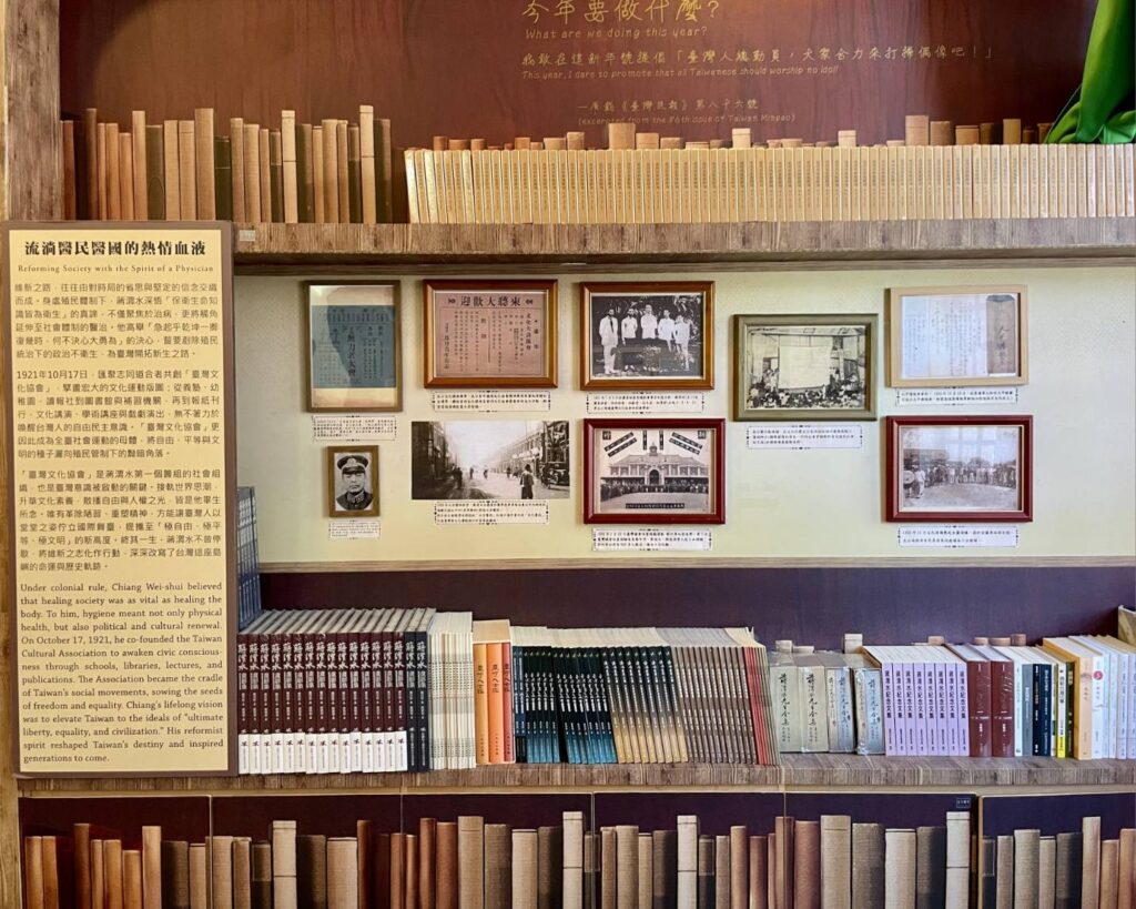 ▲許多書冊所記載著蔣渭水的一生與歷史定位,相當受到關注。(圖/臺北市文化局 提供)