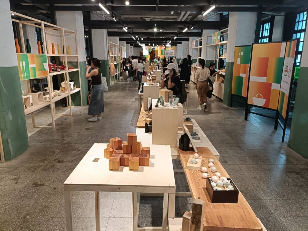 ▲民眾在臺灣文博會展覽期間，紛紛湧入工藝中心的展場，表現出對接近工藝品的熱誠與喜好。（記者 辛澎祥/攝）