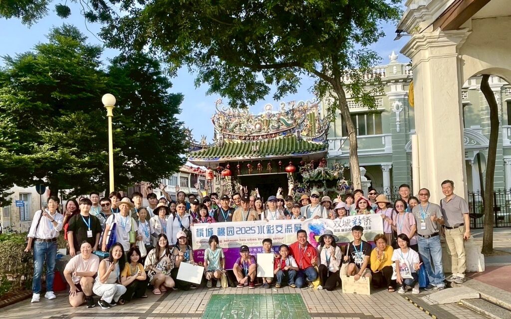 ▲臺馬兩地交流展藝術家合影留念,場面熱烈。(圖/劉達治 提供)