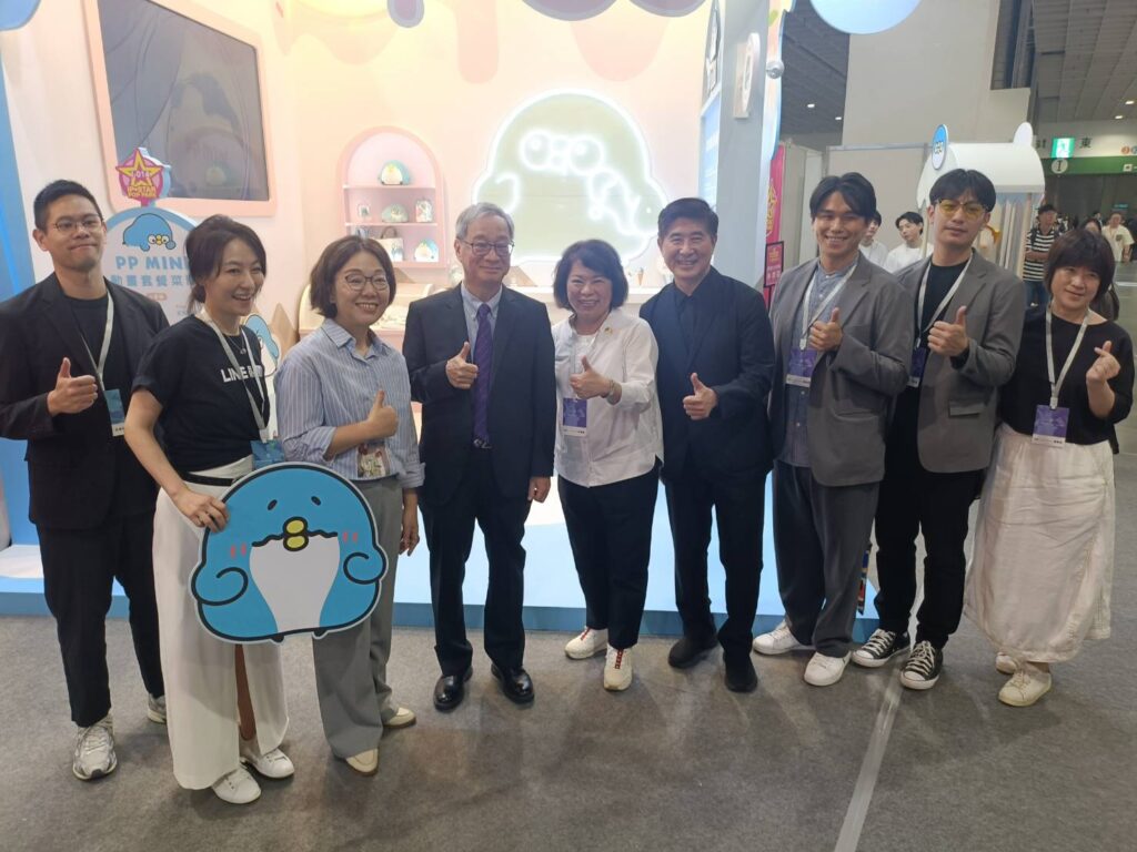 ▲李遠部長和文化部次長王時思(左三)與嘉義市長黃惠敏(左五)與策展暨產品商展場合影留念。(記者 辛澎祥/攝)