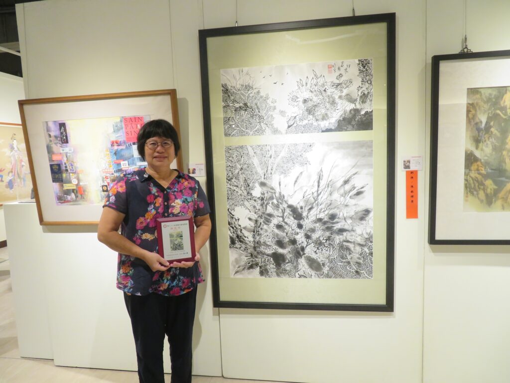 臺中墨彩藝術家李叔珍與得獎作品〈印象花園〉合影。（圖/大墩文化中心提供）