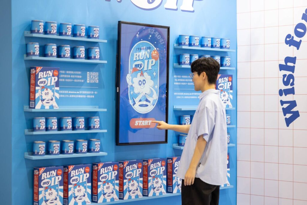 ▲民眾操作品牌所延伸的遊戲,感到十分有趣味性。(圖/文策院 提供)
