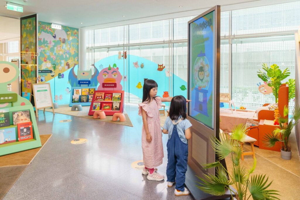 ▲小朋友在兒美館展場觀賞活動資訊與照片。（圖/桃園兒美館 提供）