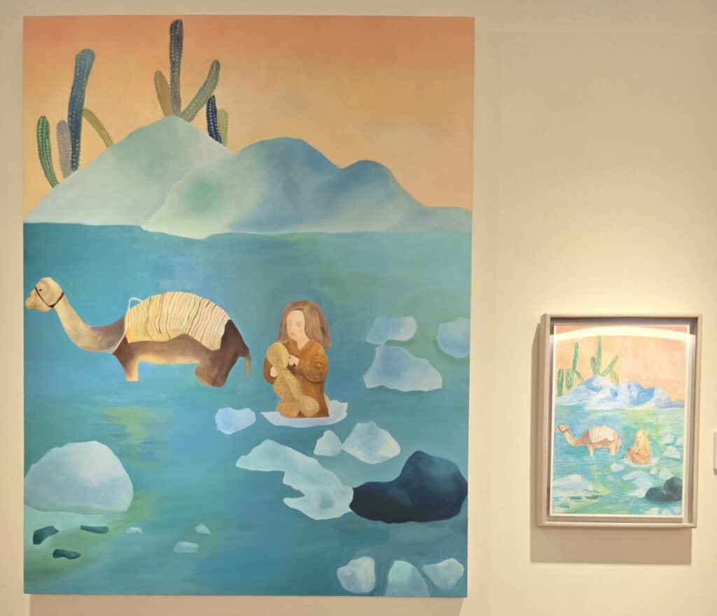 ▲Cindy的作品「冰河中的沙漠旅人」,在面臨氣候變遷的異常狀態下,Cindy抱著熊娃娃提醒大家在不確定未來之際,更要堅持內心最純淨的情感。(記者 詹佳綺/攝)