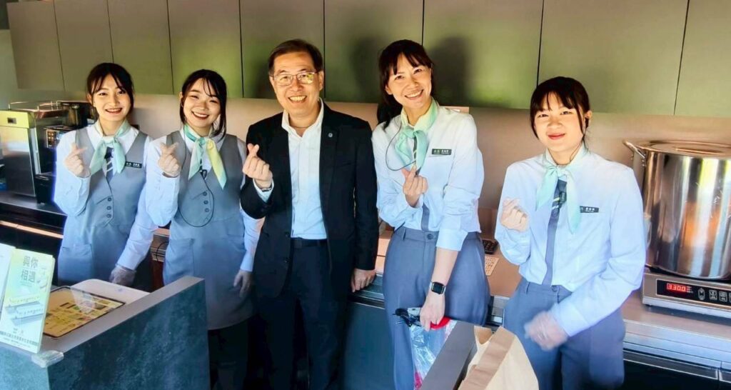 ▲臺鐵公司總經理馮輝昇（中）與海風號服務人員開心合影留念。（圖/臺鐵公司 提供）