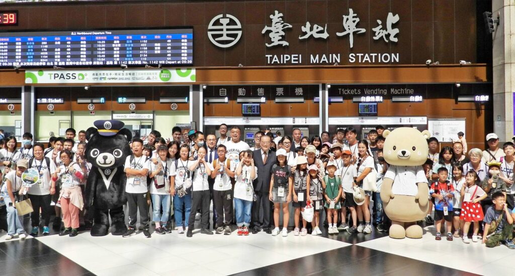▲台鐵與微風慈善基金會合辦暑期鐵道文化巡禮活動，受到民眾與參加者正面好評並合影留念。（圖/臺鐵公司 提供）