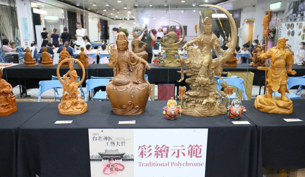 ▲現場擺設出的彩繪示範與精緻多彩的作品。(圖/臺北市商業處 提供)