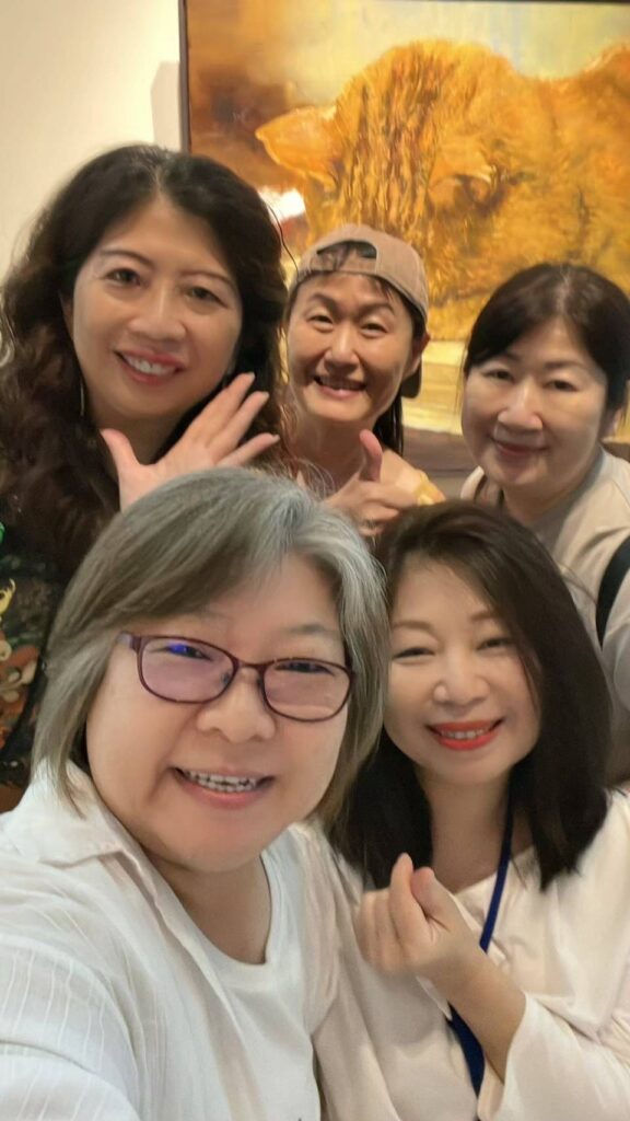 ▲和藝文界人士親密互動,呂瓊慧(前右)安心創作之餘更顯得在游於藝的人生歷程中的卓然有成。(圖/呂安恬 提供)